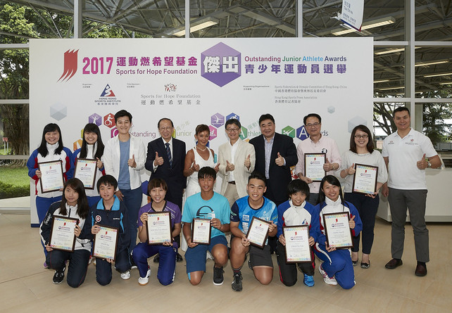 Nine junior athletes were awarded at the Sports for Hope Foundation (SFHF) Outstanding Junior Athlete Awards Presentation for 1st quarter 2017. Officiating guests include Miss Marie-Christine Lee, Founder of the SFHF (5th left, back row); Mr Andre Leung, Executive Member of the SFHF (1st right, back row); Mr Pui Kwan-kay BBS MH, Vice-President of the Sports Federation & Olympic Committee of Hong Kong, China (4th left, back row); Mr Tony Yue Kwok-leung, BBS MH JP, Chairman of the Elite Sports Committee (5th right, back row); Miss Chui Wai-wah, Committee Member of the Hong Kong Sports Press Association (3rd left, back row) and Mr Tony Choi Yuk-kwan MH, Deputy Chief Executive of the Hong Kong Sports Institute (4th right, back row), take a group photo with the recipients and parents.
